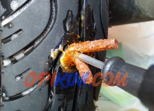 menambal ban motor bocor sendiri