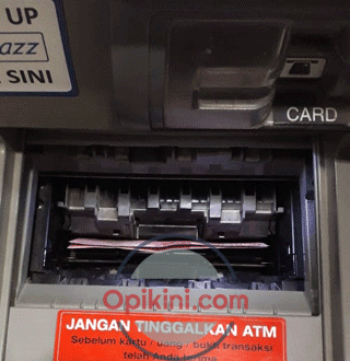 uang keluar dari mesin ATM